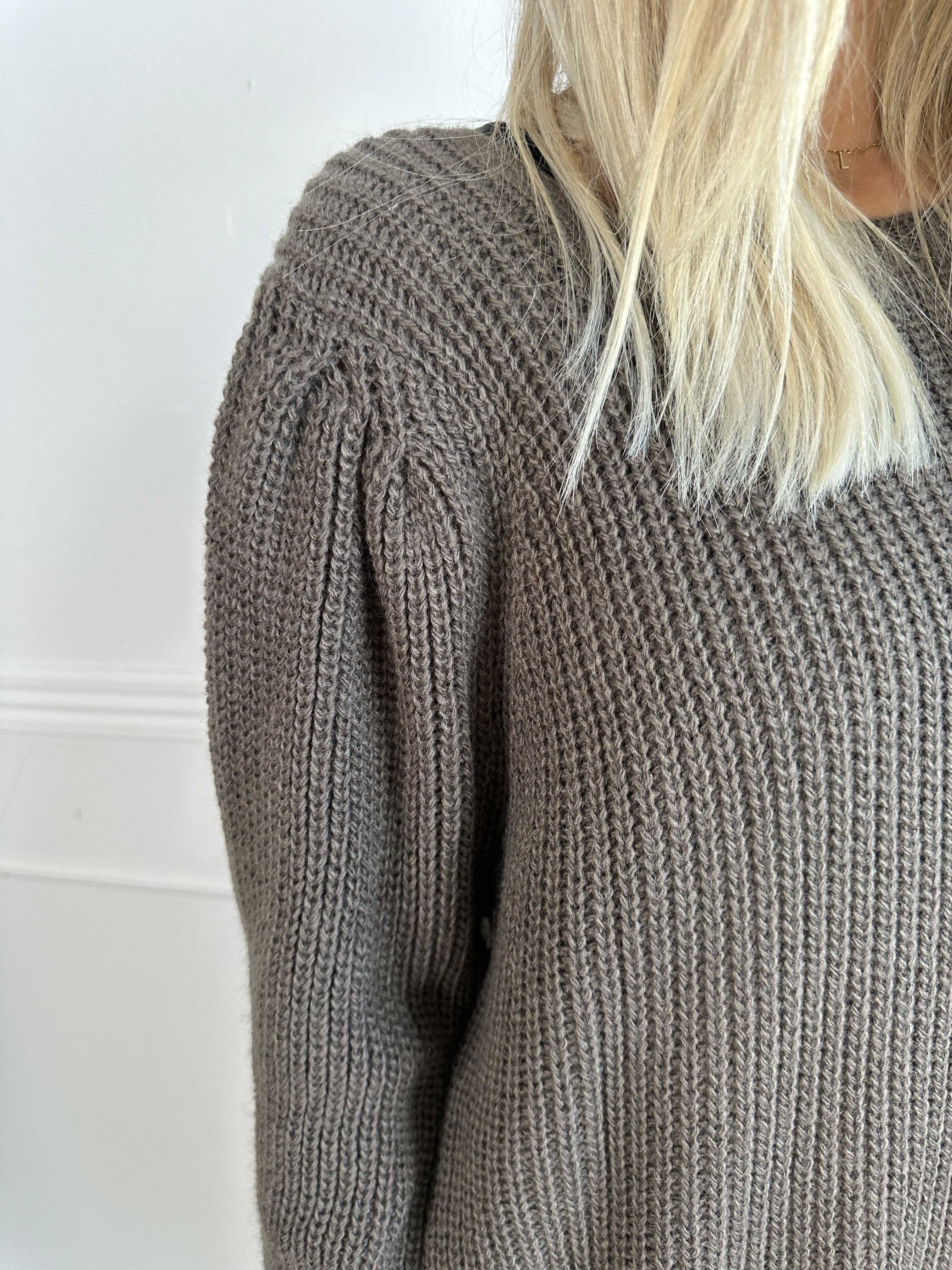 Dajana - Sød strikkjole med ballonærmer